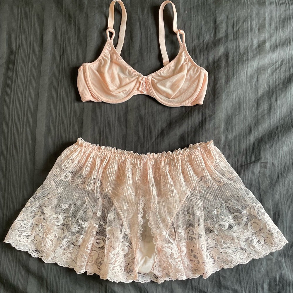 Marilyn Monroe by Warners Vintage intimates set in pale pink.
